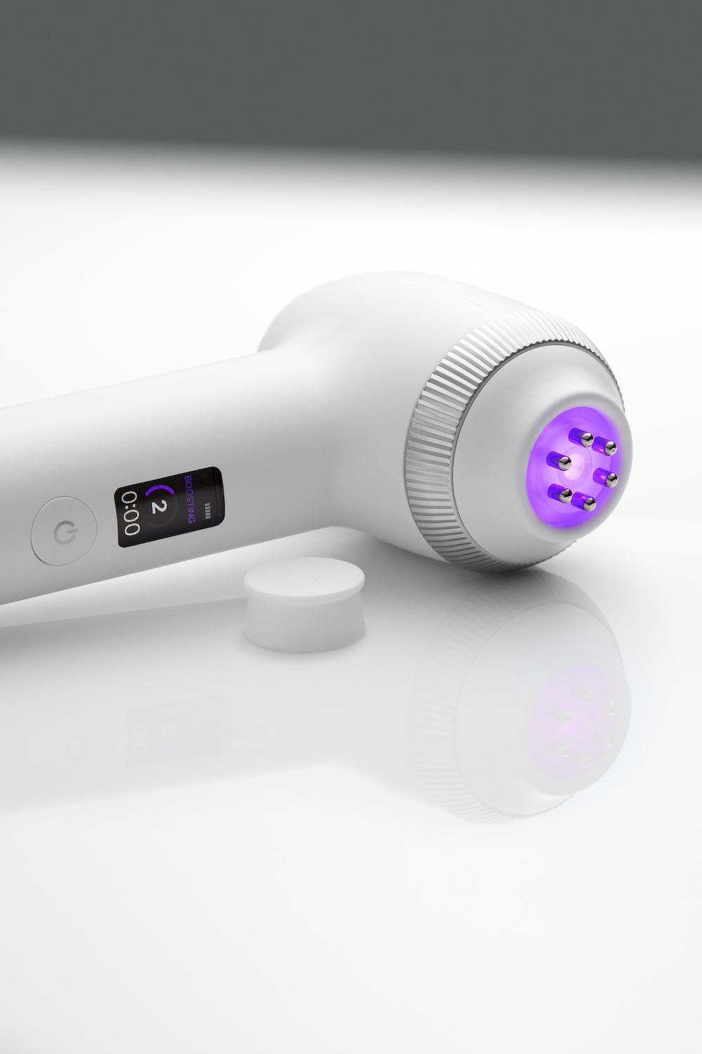 Medicube AGE-R Ultra Tune 40.68 - device in use